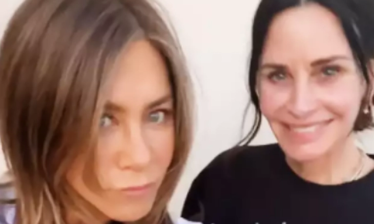 Jennifer Aniston dan Courteney Cox Posting Klip Kenakan Kaos 