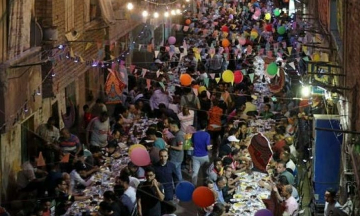 Pembatasan Covid-19 Dilepas, Warga Bebas Buka Puasa di Sepanjang Jalan Kairo, Mesir 