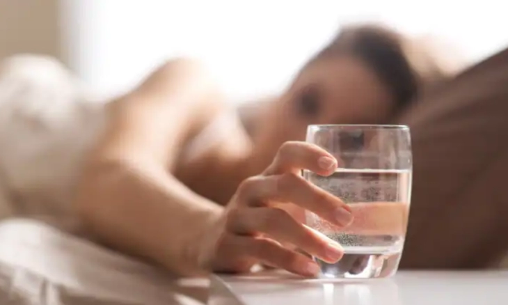 Bisakah Minum Air yang Mengendap Semalaman Membuatmu Sakit? Ini Jawaban Ahli 