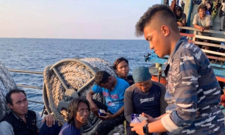 TNI AL Evakuasi 10 Awak Kapal yang Terbakar di Teluk Jakarta