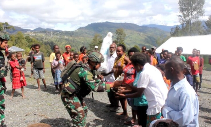 Satgas Yonif Para Raider 328 Kostrad Berikan Patung Bunda Maria ke Masyarakat Intan Jaya 