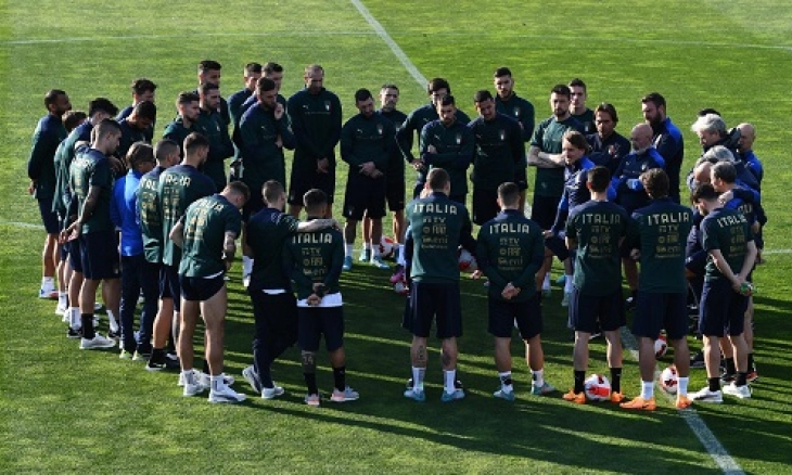 Roberto Mancini Bertahan Bersama Gli Azzurri