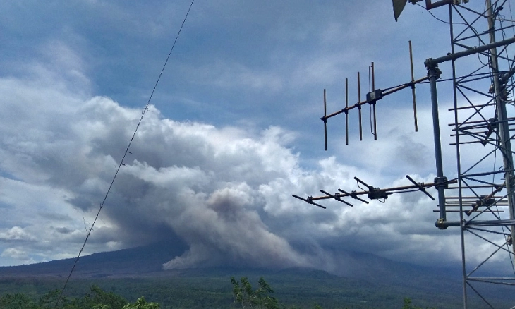 Kolom Abu Setinggi 200 Meter Teramati di Atas Puncak Semeru