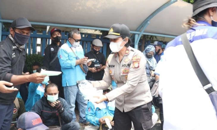 Polwan Bagi-bagi Masker saat Demo Buruh di Kemnaker dan BPJS Ketenagakerjaan