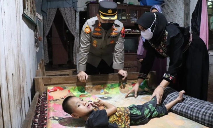 Polres Kendal Serahkan Bantuan Kepada Penderita Retradasi Mental