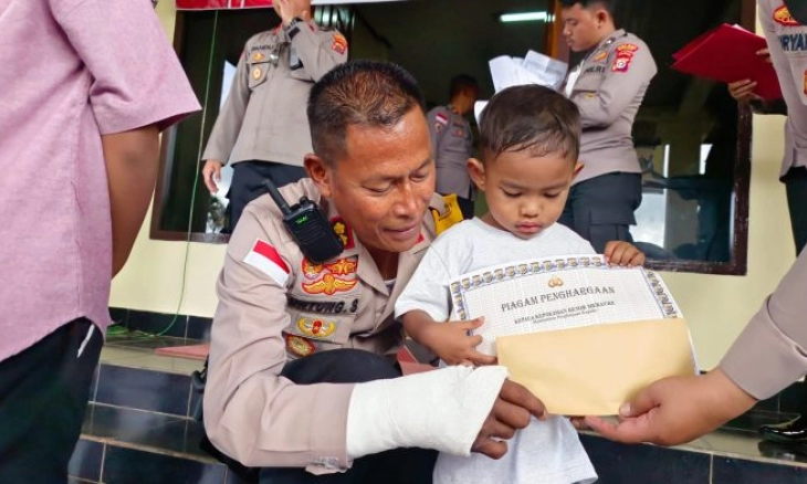 Pemberian Piagam Penghargaan untuk Warga Merauke yang Lahir 1 Juli