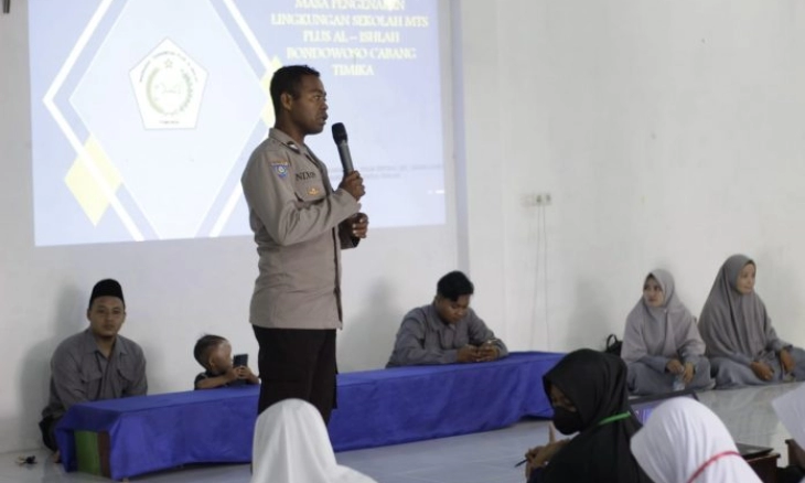Tumbuhkan Semangat Nasionalisme, Bhabinkamtibmas   Ajarkan Wawasan Kebangsaan Sejak Dini kepada Siswa MTs Plus Al Islah Timika