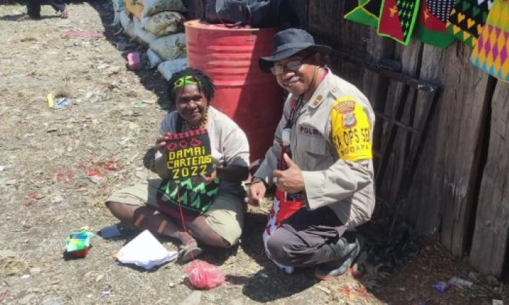 Dukung Kearifan Budaya Lokal, Binmas Noken Intan Jaya Motivasi Para Perajin Tas Noken