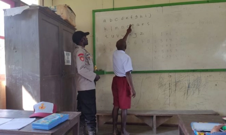  Ini Cara Polisi Mengajar di Pedalaman Papua Lewat Program Polisi Pi Ajar