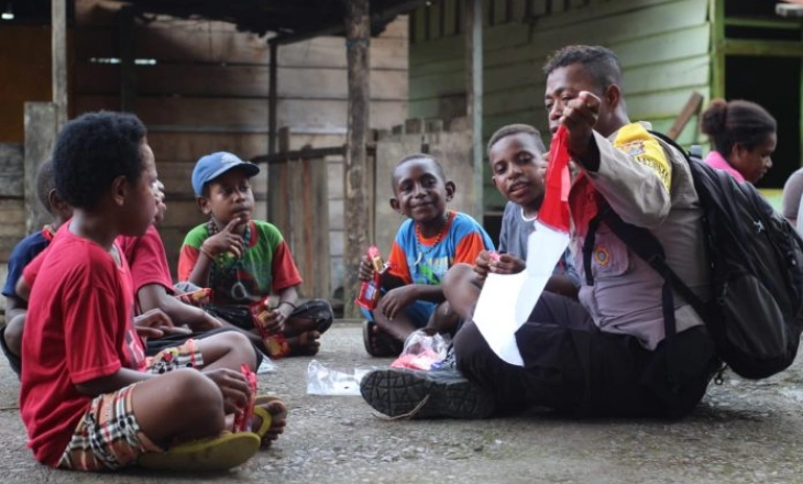 Bhabinkamtibmas Polres Mimika Ajak Masyarakat Desa Binaannya Kibarkan Bendera Merah Putih