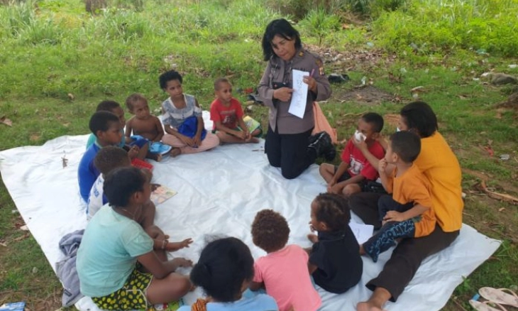 Polwan Jayapura Belajar Bersama Anak-anak di Bulan Kemerdekaan