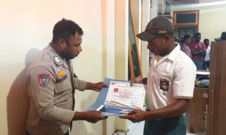 Polres Tolikara Serahkan Sertifikat Paskibraka kepada Siswa SMA
