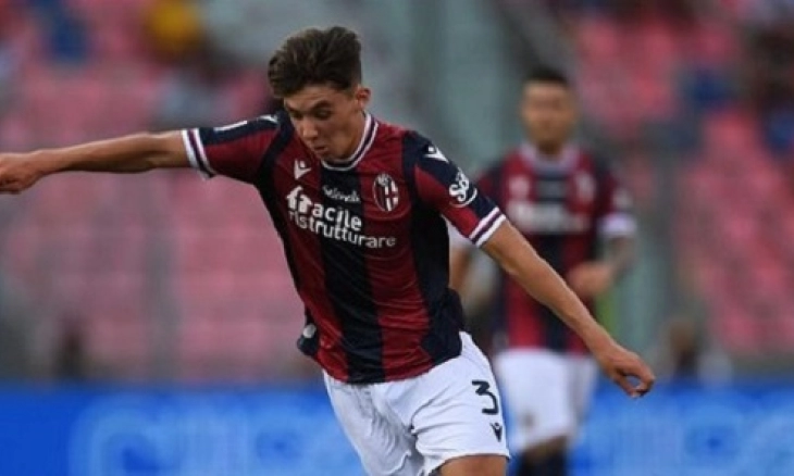 Cari pelapis Theo, Hickey Masuk Radar AC Milan