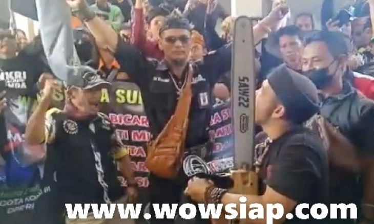 Video Aksi Protes Pernyataan Arteria Dahlan, Masyarakat Tasikmalaya Gergaji Lidah 