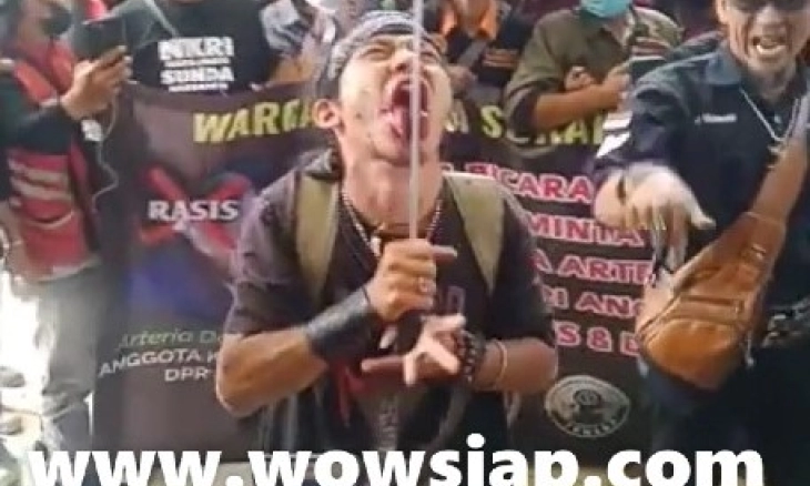 Video  Masyarakat Tasikmalaya Protes dan Tunjukkan Ilmu Kebal