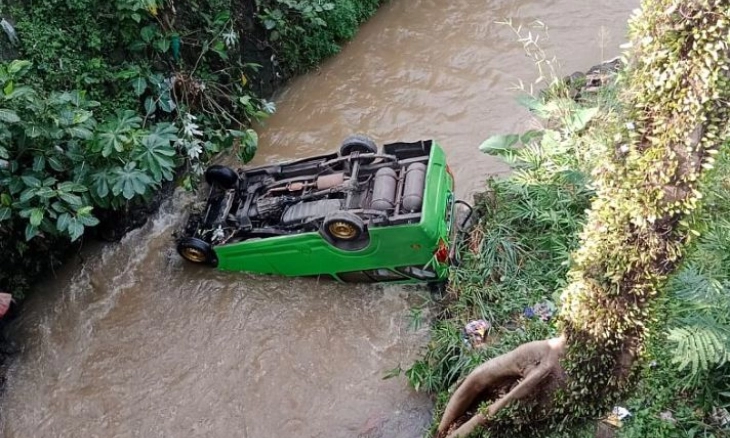 Angkot di Bogor Jatuh ke Jurang