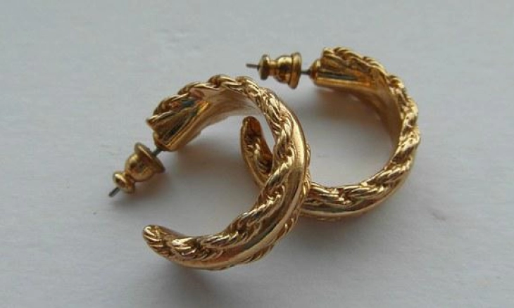 Bersihkan Anting Emas Agar Kembali Berkilau