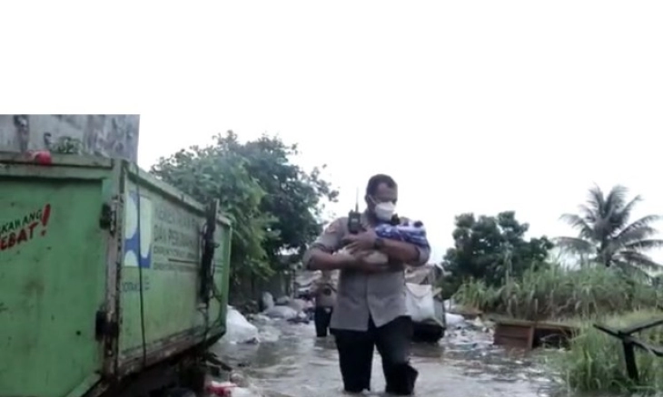 Kapolres Singkawang Evakuasi Bayi Usia 6 Hari yang Terjebak Banjir