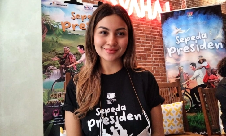 Kali Biru dan Kenangan Masa Kecil Ariel Tatum Bermain di Sepeda Presiden