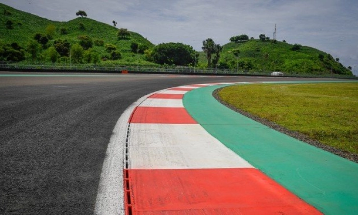 Jelang MotoGP, Perbaikan Aspal di Sirkuit Mandalika Dikebut