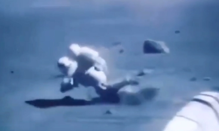 Astronot Terjatuh saat Berjalan di Bulan, Netizen: "Bloopers"