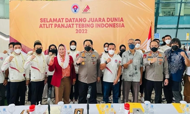 Atlet Panjat Tebing Juara Dunia Disambut Meriah di Bandara Soetta 