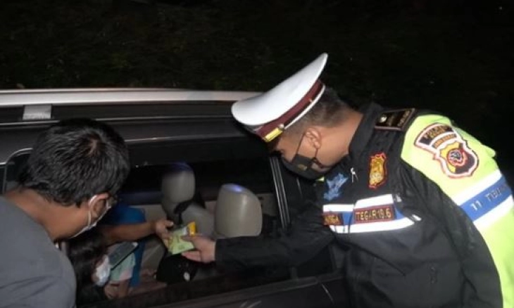 Aksi Polisi Bagikan Makanan dan Minuman ke Pengendara Terjebak yang Macet Puncak