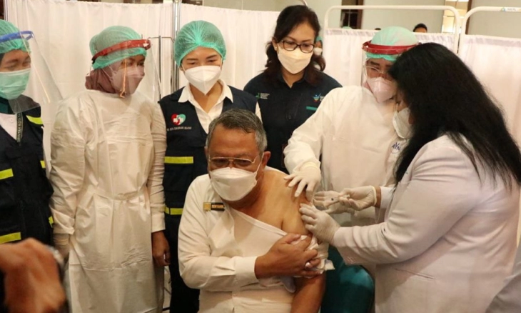 Wali Kota Tangsel Terima Suntik Vaksinasi Booster Pertama