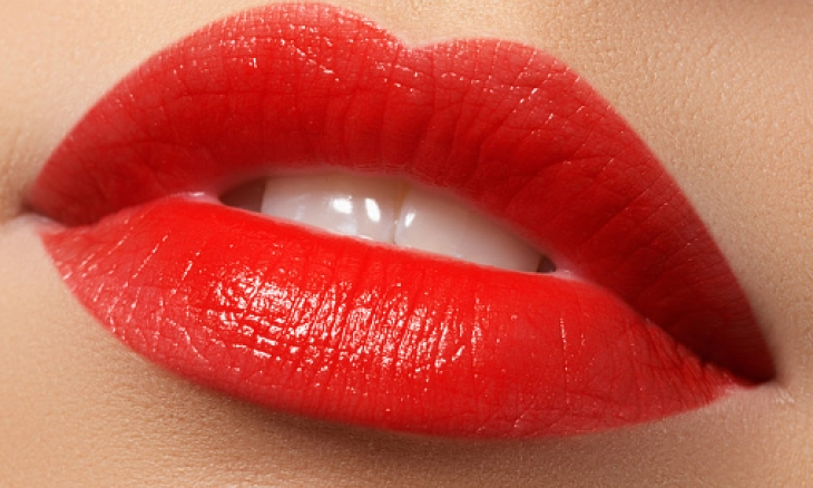 Bibir Merah Merona Alami