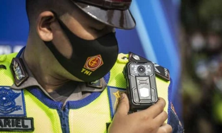 Satlantas Polrestabes Surabaya Pantau Jalan Raya Gunakan Bodycam