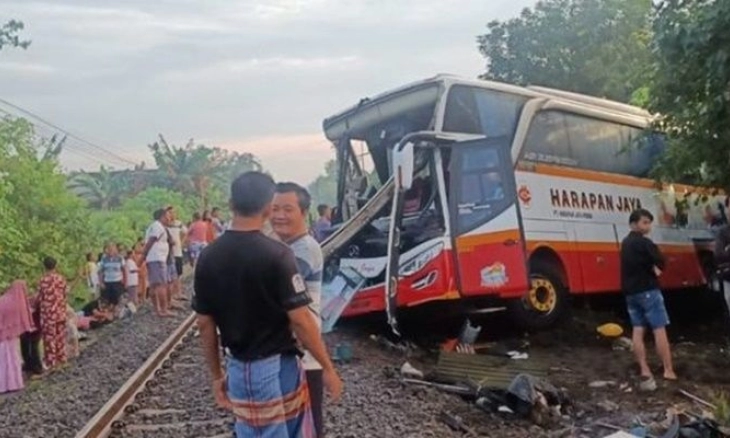 Bus Parawisata Tertabrak Kereta di Tulungagung, 4 Orang Meninggal