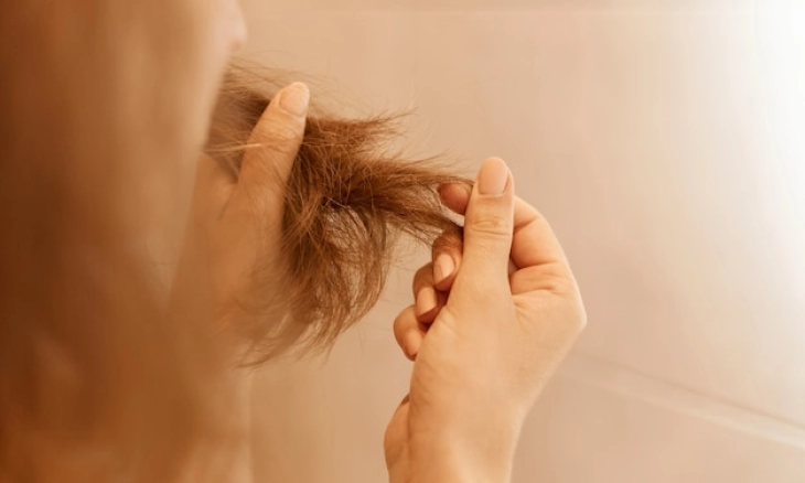 Cara Mudah Atasi Rambut Kering dan Bercabang