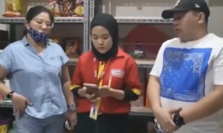 Ibu-ibu Muda Pakai Mercy Ketahuan Mencuri Coklat, Begini Nasib Mbak Alfamart-nya