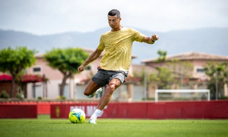 Mendes Masih Upayakan Ronaldo Hengkang dari MU