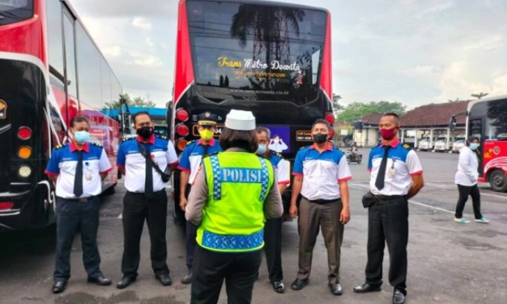 Polresta Denpasar Edukasi Kamseltibcarlantas Para Sopir Bus