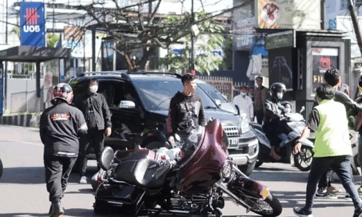 Pemuda Dianiaya Pengendara Moge di Bandung Hingga Terjatuh dari Motor