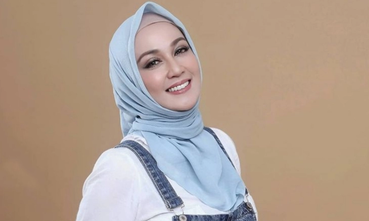 Dina Lorenza Tuangkan Perasaan Cintanya Lewat Puisi, Untuk Siapa?