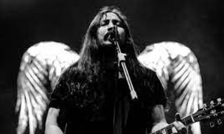 Ello Ungkap Perasaannya Menjadi Vokalis Dewa 19