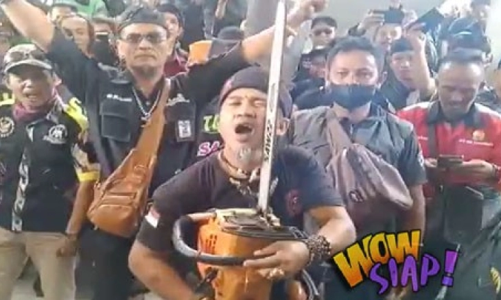 Parade Foto Aksi Protes Pernyataan Arteria Dahlan, Masyarakat Tasikmalaya Gergaji Lidah 