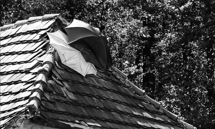 Langkah Pertama Atasi Atap Rumah Bocor Saat Hujan