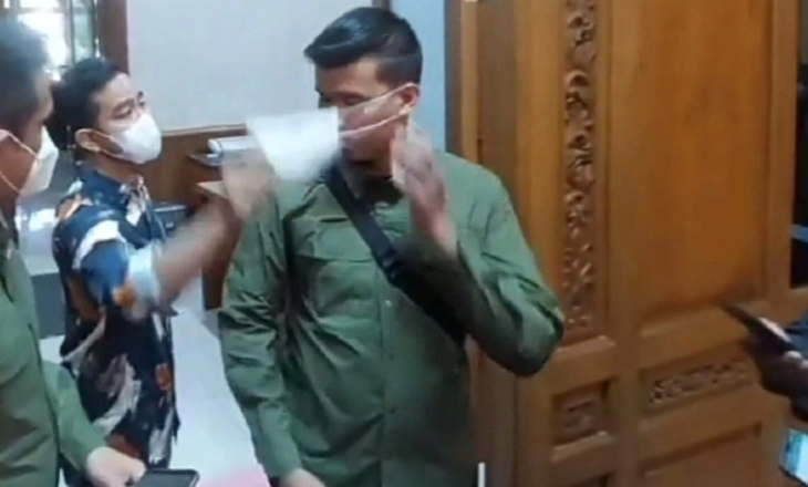 Gibran Tarik Putus Masker Anggota Paspampres 