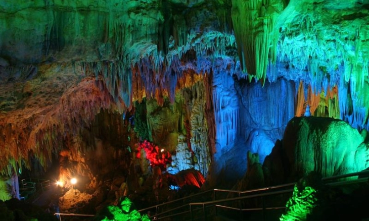 Keindahan Stalagmit dan Stalaktit Goa Gong Pacitan yang Mendunia