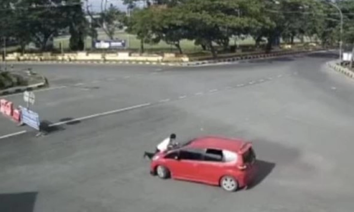 Polisi Polda Sulsel Hadang Pengemudi Lansia yang Rampas Mobil Mengalami Patah Tulang