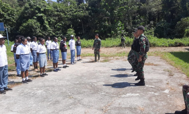 Satgas Pamtas RI-PNG Yonif 126/KC Ajarkan PBB kepada Siswa SMA N 3 Distrik Waris