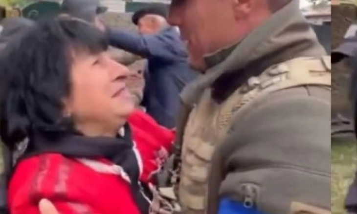 Seorang Ibu Menangis Haru Bertemu Putranya setelah Ukraina Merebut Kembali Kharkiv