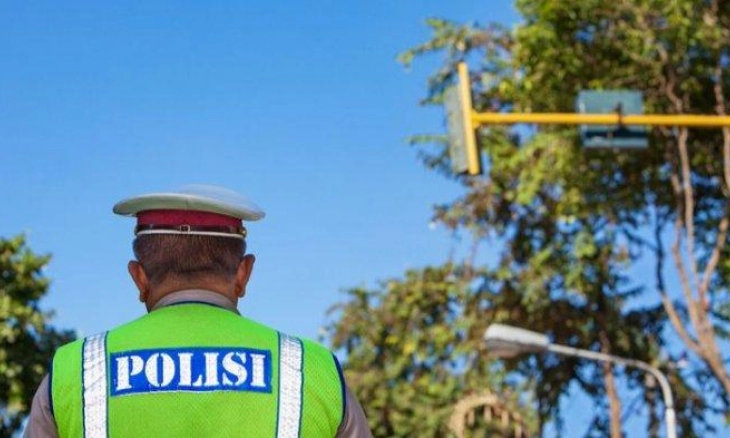 Pelaku Atraksi ‘Terbang’ di Atas Motor Berjalan Diburu Polisi