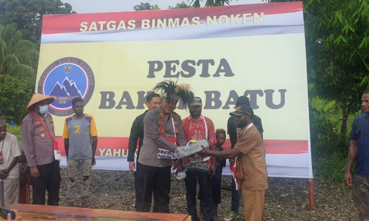 Adat Papua Bakar Batu 
