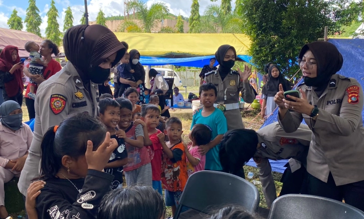 Polda Sulbar Tumbuhkan Senyum di Tenda Pengungsian Korban Gempa Mamuju