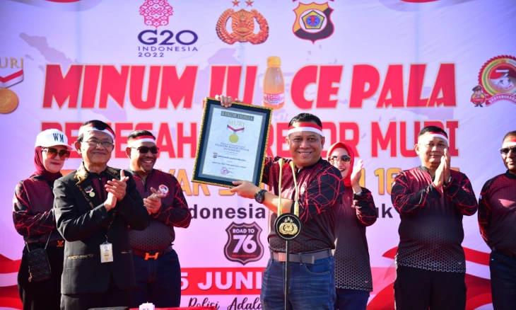 Polda Maluku Pecahkan Rekor Dunia MURI Minum Jus Pala Terbanyak