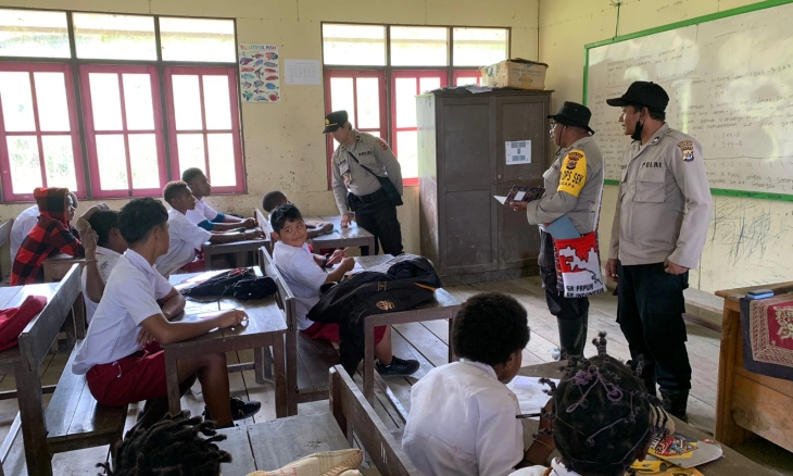 Binmas Noken Ops Damai Cartenz Sentuh Pendidikan di Pedalaman Papua